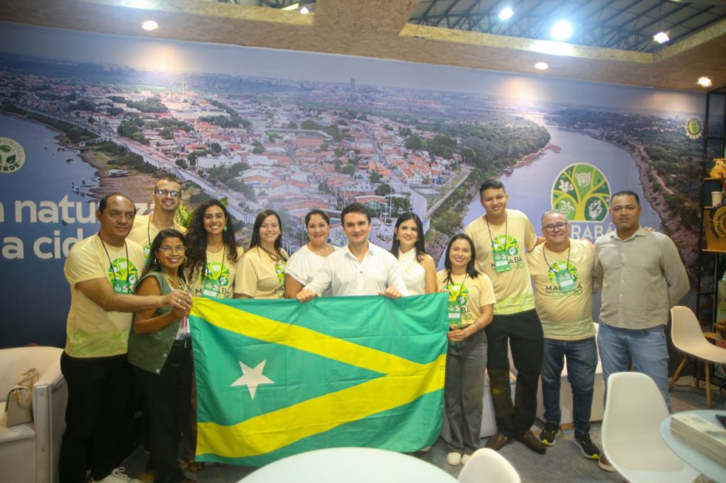 Celso Sabino, ministro do turismo (camisa branca, ao centro)